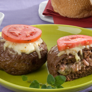 hambúrguer recheado com queijo e tomate