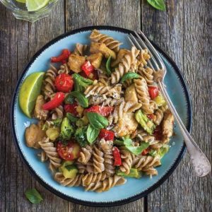 macarrão integral com frango e legumes